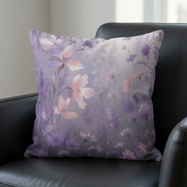 Drömskt lila vildblomsäng i akvarell kudde (Skapare uppladdad)
