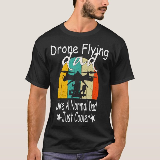 Drone som flyger Pappa som en vanlig Pappa-färgmas T Shirt (Framsida)