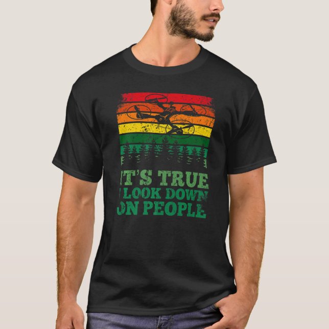 Drone with camera Pilot I Look Down On People Pun T Shirt (Framsida)