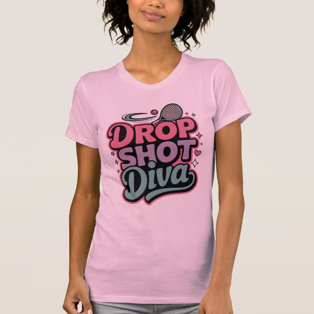 Drop Shot Diva – Elddämpande Pickleball-spelare T Shirt (Framsida)