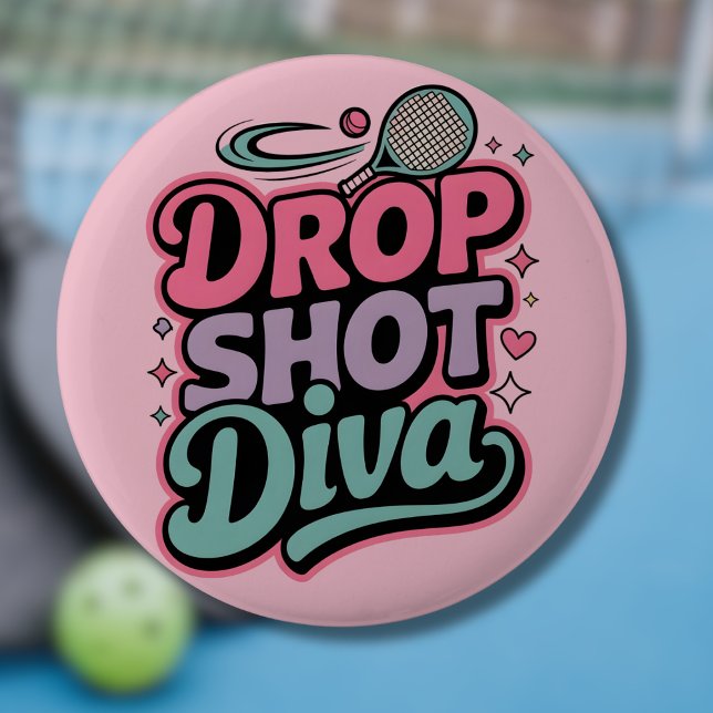 Drop Shot Diva – Ilsk Stjärna i Pickleball Knapp (Skapare uppladdad)