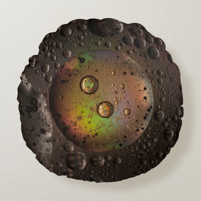 droppar av vatten på glasrutor rund kudde (Framsidan)