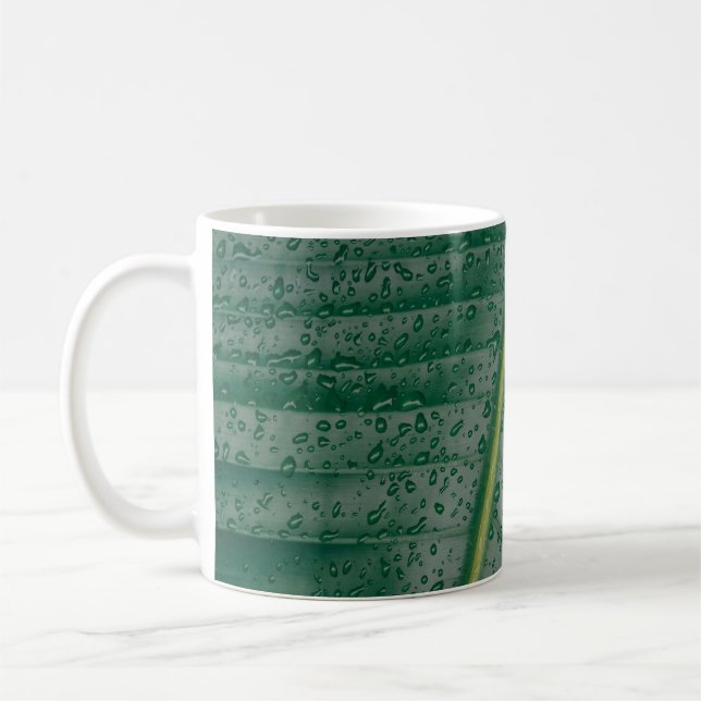 droppar i vatten vid bananen löv kaffemugg (Vänster)