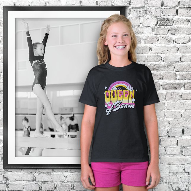 Drottning av Beam retro stil Tshirt for Gymnast T Shirt (A young girl wearing a "Queen of Beam" T-shirt beside a picture of girl competing on balance beam)