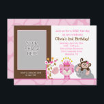 Drottning av jungle & Friends Birthday-inbjudan Inbjudningar<br><div class="desc">Det här söta födelsedagskortet innehåller anpassade och en stor öppning som ska ersättas med ditt foto. Designad mall för en 4, 5-storlek på 6, 25 x 4, 5. Innehåller kuvert. Underbar för alla åldersdjungeltema födelsedag!</div>