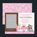 Drottning av jungle & Friends Birthday-inbjudan Inbjudningar<br><div class="desc">Det här söta födelsedagskortet innehåller anpassade och en stor öppning som ska ersättas med ditt foto. Designad mall för en 4, 5-storlek på 6, 25 x 4, 5. Innehåller kuvert. Underbar för alla åldersdjungeltema födelsedag!</div>