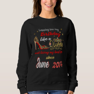 Drottningen föddes i juni 2014 och gick in i min f t shirt