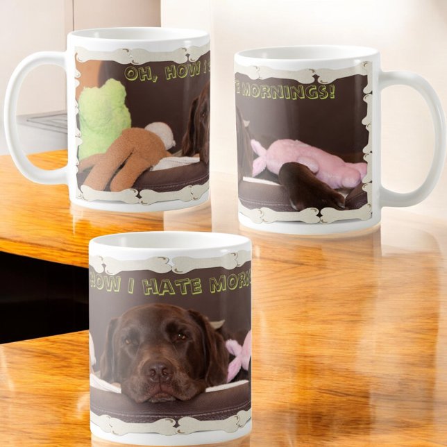 Drowsy Chocolate Labrador Retriever med Leksaker Kaffemugg (view around the entire design on the ceramic mug)