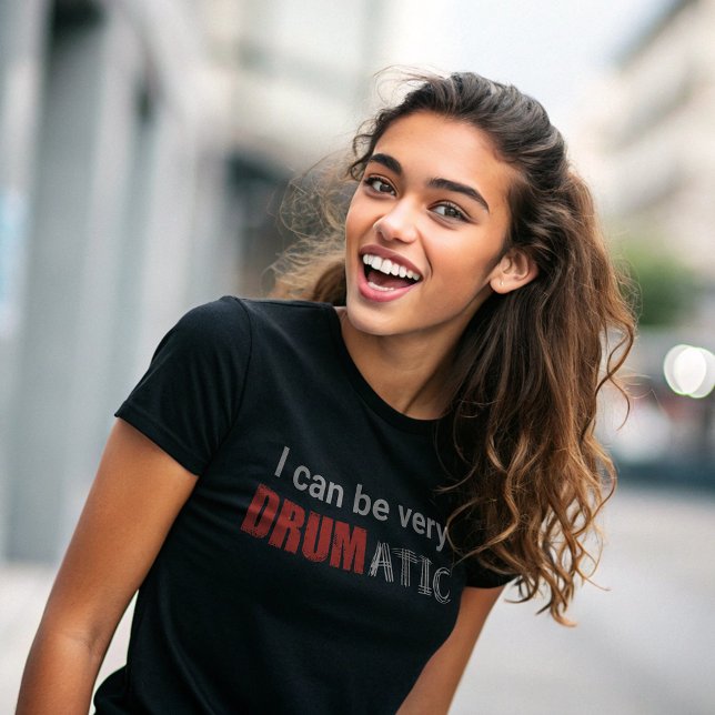 Drumatic Funny Citat med röd och vit text T Shirt (Skapare uppladdad)