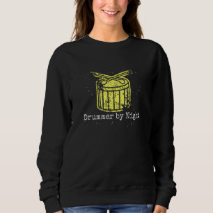 Drummer by night Natt Music Scene spelar in T Shirt