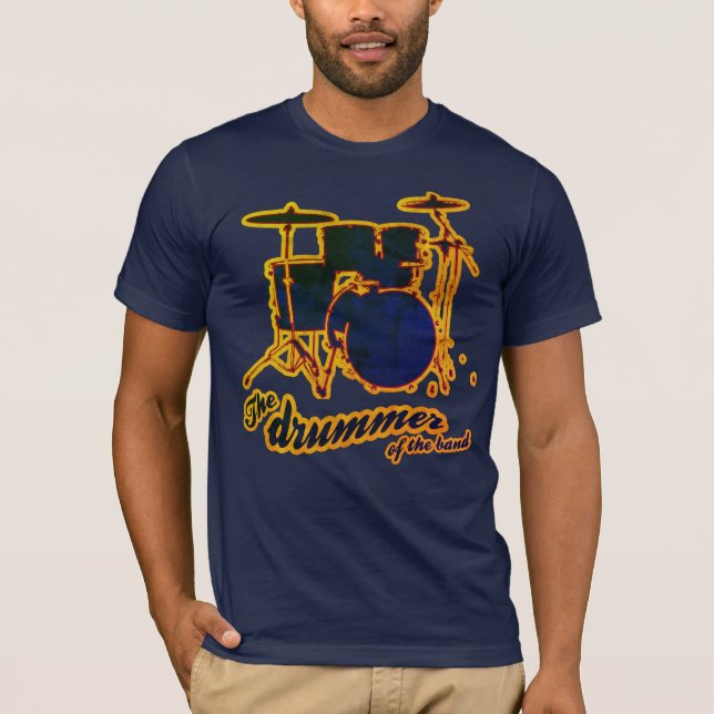 Drummer i bandens mörk blått t shirt (Framsida)