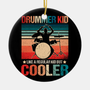 Drummer Kid som en vanlig Kid men kylare. Julgransprydnad Keramik
