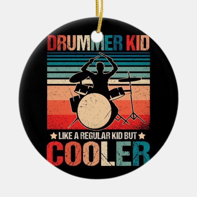 Drummer Kid som en vanlig Kid men kylare. Julgransprydnad Keramik (Framsidan)