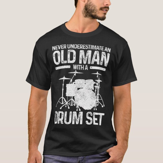 Drummer underskattar aldrig en gammal man med en t shirt (Framsida)