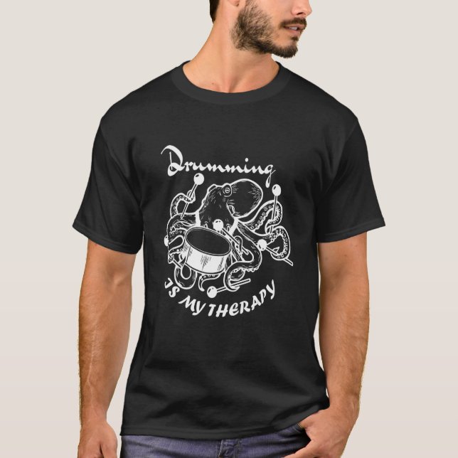 Drumming är min terapi för drummers och musicia t shirt (Framsida)