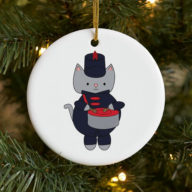 Drums Marching Band Cat Navy Blue Red Personalize Julgransprydnad Keramik (An ornament featuring a cat playing the snare drum in a navy blue & red marching band uniform.)