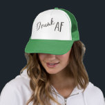 Drunk AF Charcol Logotyp Unisex Truckerkeps<br><div class="desc">Drunk AF Unisex-truckerkeps - logotypen kan flyttat runt vid behov och du kan lägga till text för att anpassa. Vi rekommenderar något som en hashtag i bröllop! Vi kärlekar allt om denna samling: rosa, grönt och svart färg palett, avslappnad och roligt, och perfekt Summertime-grafik för att fastställa scenen för ett...</div>
