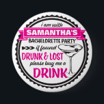 Drunk & Borttappad Bachelorette Party Buttons Knapp<br><div class="desc">Bachelorette Party Buttons: "Jag är med Bride to be bachelorette Party om jag hittar borttappad och full, köp mig en drink." Den här mycket fräcka stil-knappen i vintage svart och shock rosa är absolut perfekt för dina vild höns party. Se till att alla i party har en av dessa av...</div>