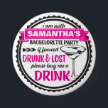 Drunk & Borttappad Bachelorette Party Buttons Knapp<br><div class="desc">Bachelorette Party Buttons: "Jag är med Bride to be bachelorette Party om jag hittar borttappad och full, köp mig en drink." Den här mycket fräcka stil-knappen i vintage svart och shock rosa är absolut perfekt för dina vild höns party. Se till att alla i party har en av dessa av...</div>