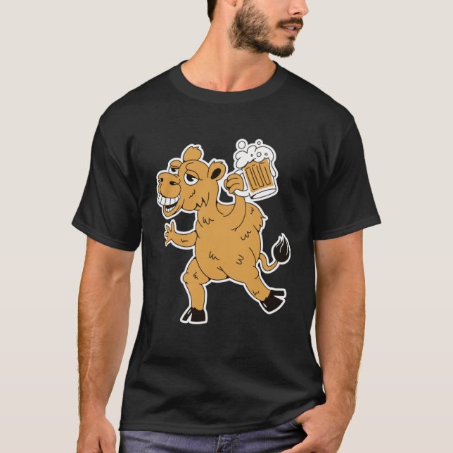 Drunk brown camel with beer for party holidays t shirt (Framsida)