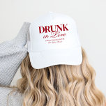 Drunk i Kärlek Cocktails Bachelorette Helg Keps<br><div class="desc">Den här designen har trendig med fet text med hand plockade-cocktails och ett kärlek-tema.</div>