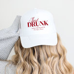 Drunk i Kärlek Cocktails Bachelorette Helg Keps<br><div class="desc">Den här designen har trendig med fet text med hand plockade-cocktails och ett kärlek-tema.</div>