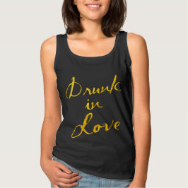 Drunk i Kärlek överst i guld T-shirt