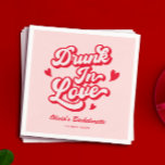 Drunk in Kärlek Bachelorette Party Pappersservett<br><div class="desc">Lägg till en roligt och en liten beröring till din rosa bachelorette Party eller red and rosa bachelorette party med denna Personlig Drunk In Kärlek Bachelorette Party Napkins. Perfekt för ett eller flera valentinbachelorettpartier eller valentineser som kallas bachelorettfest, dessa servetter anammar ett festivt valentinbakterietema. Idealisk för ett fyllo i kärlek-bachelorette-evenemanget,...</div>