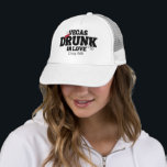 Drunk in Kärlek Vegas Bachelorette Keps<br><div class="desc">Fira din lyckliga kväll i stil med "Vegas Drunk in Kärlek"-kvinnans matchande brud för att bli en bachelorette-partyhatt! Perfekt för en roligt-fylld Vegas-flykting, som har en lekfull grafik som handlar om kärlek, tur och oförglömliga minnen. Det är bekvämt att gå på remsan och utforska staden. Den här garantin är ett...</div>