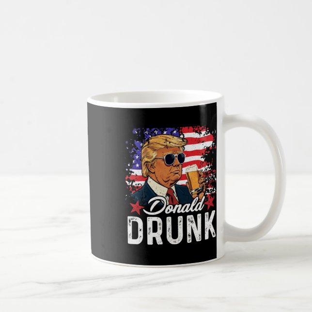 Drunk Trump Drink Beer 4:e juli Amerikanska Flagga Kaffemugg (Höger)