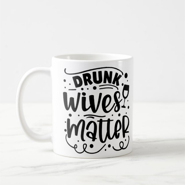 Drunk Wives Matter Kaffemugg (Vänster)