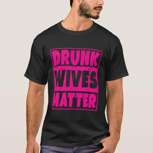 Drunk Wives Matter Lusnyj Drinking Maka Pub Hoppin T Shirt (Framsida)