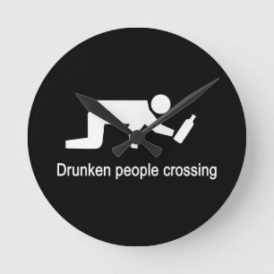 Drunken folk som korsar ⚠ thailändsk ⚠ rund klocka