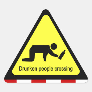 Drunken folk som korsar ⚠ thailändsk ⚠ triangelformat klistermärke