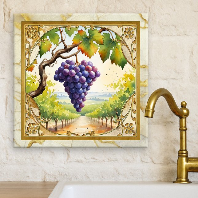 Druv Vingård Guld Keramisk Kakel (Tile featuring a watercolor painting of grapes in a vineyard framed by classic gold and marble)