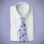 Druvor Slips<br><div class="desc">En människas slips med en mönster av druvor, grönt löv och polka dots mot lätt lila. En underbar gåva till en vinproducent. Den kan också användas i en källare i vin eller på en vinodling när du arbetar!</div>