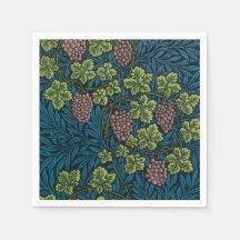 Druvrankor med klasar av rosa druvor 