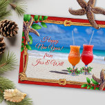 Drycker på Beach Julhälsningar par Vykort<br><div class="desc">Två drinkar i sanden, tropisk jul eller New Years hälsning-vykort med anpassningsbar på båda sidor. Två frostiga cocktails, dekorerade med svält och holly, sitter på slät sand kant i ett tropiskt hav. Lägg till meddelandet / hälsning i rött skuggteckensnitt - det här är perfekt att skicka från ett par. Bilden...</div>