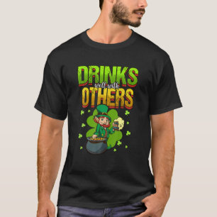 Drycker väl med andra St. Patricks Day Laprechaun T Shirt