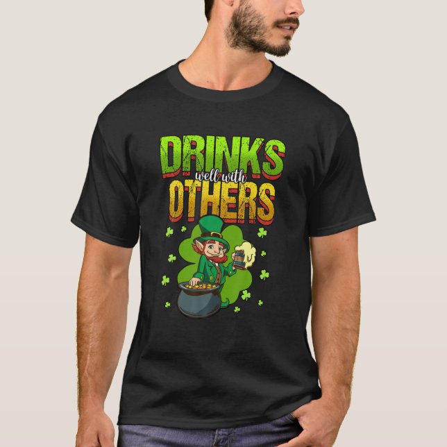 Drycker väl med andra St. Patricks Day Laprechaun T Shirt (Framsida)