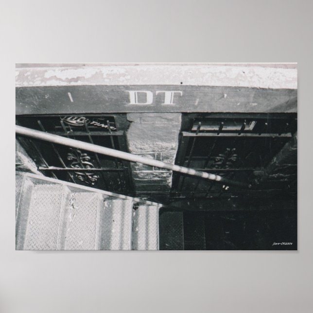 DT är i Atens centrala stad Poster (Framsidan)