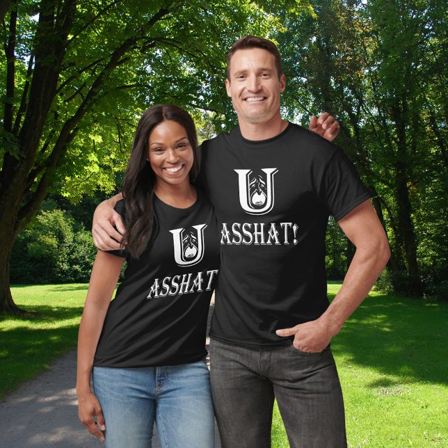 Du använder vitt teckensnittsinsult Unisex T-shirt (You Asshat White Font Insult Unisex T-Shirt)