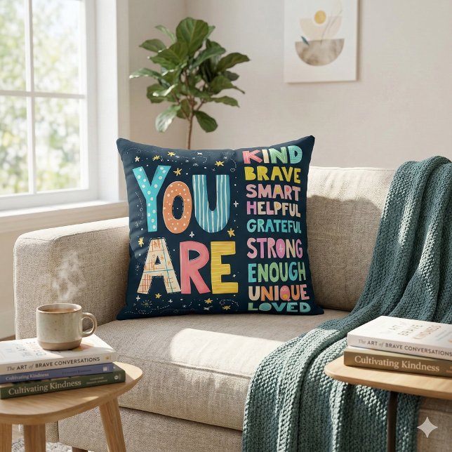 Du Är Affirmationer Ljus Hand Bokstav Kudde (You Are Affirmations Bright Hand Lettering Throw Pillow Mockup D)