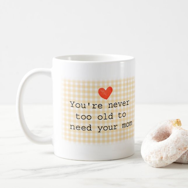Du är aldrig för gammal för att behöva din mamma S Kaffemugg (Med munk)