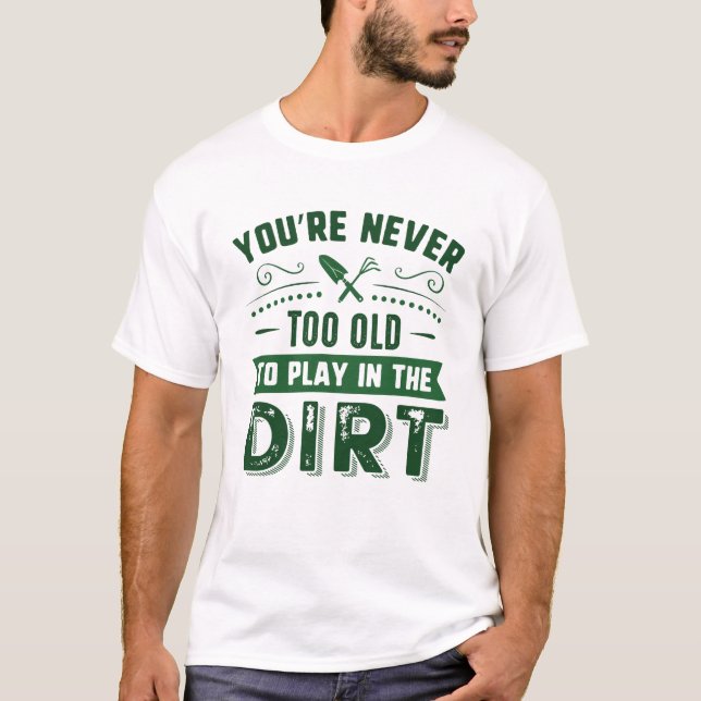 Du är aldrig för gammal för att spela i smutsen t shirt (Framsida)
