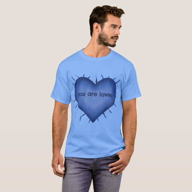 Du är älskad - blå hjärtan T-shirt (Hel framsida)
