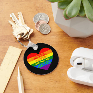 Du är älskad Du är viktig (HBT-flagga hjärta) Nyckelring