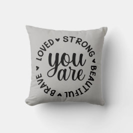 Du är älskad i en stark modig, vacker kudde
