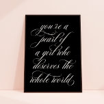 Du är en Pearl av en Flickinspirationskocka Poster<br><div class="desc">Den här teckningen har ett vackert kalligrafiskt skript i svart på chicens svarta bakgrund. Poster lyder: "Du är en pärla av en flicka som förtjänar hela världen". Det är en underbar gåva till vilken flicka,  tonåring eller ung kvinna som helst.</div>