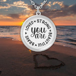 Du är förälskad i Modig inspiration Silverpläterat Halsband<br><div class="desc">Höj stil med vårt "du är kär i Modig" inspirationsljudande runt halsband. Det här halsbandet är en kraftfull påminnelse om din inre styrka och kärlek. Oavsett om man bär för sig själv eller ges som en tänkbar gåva,  visar biet på positivitet och egenmakt.</div>